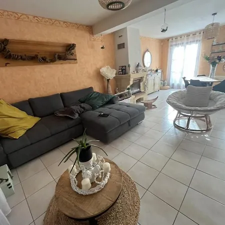 A 5 Minutes A Pieds Du Chateau, 2 Belles Et Spacieuses Chambres, Sdb, Wc Et Un Garage Prive A 25 Minutes Circuit 24h